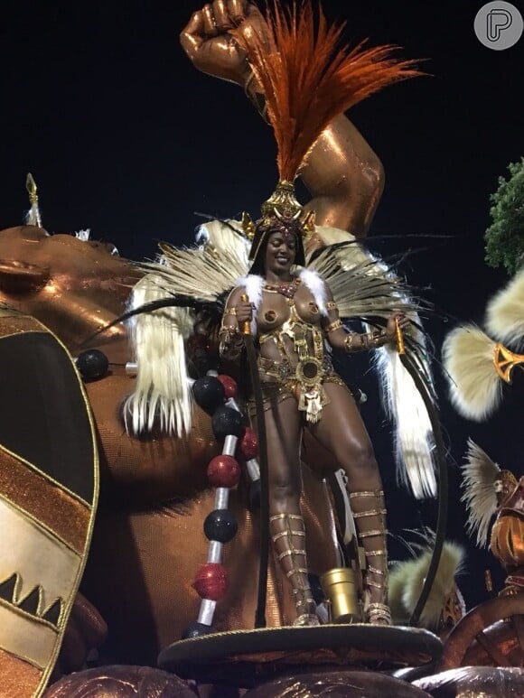 Iza desfilou no Salgueiro em sua estreia nos desfiles de carnaval do Rio