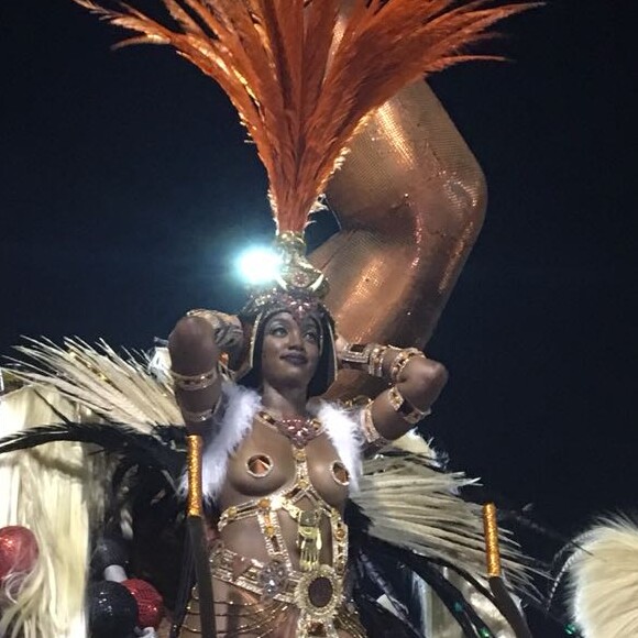 Iza representou no desfile de carnaval do Salgueiro a guerreira que traduz a força da mulher negra: 'Muito honrada'