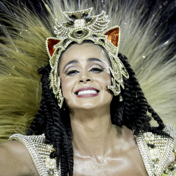 Flávia Lyra admitiu que é muita responsabilizade o posto de foi por tantos anos da atriz Cris Vianna