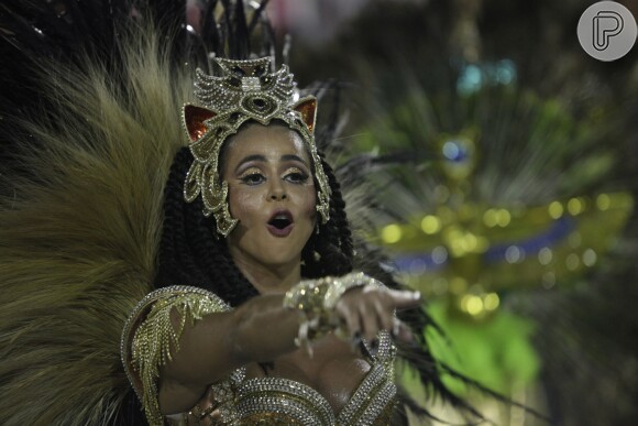 Flávia Lyra fez sua estreia à frente dos ritmistas da Imperatriz Leopoldinense no desfile da escola na madrugada desta terça-feira, 13 de fevereiro de 2018
