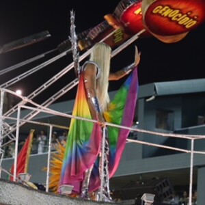 Pabllo Vittar acenou para o público durante o desfile da Beija-Flor
