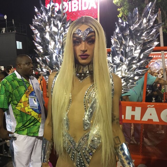 'Não comi nada agora, mas antes comi uma saladinha e vamos que vamos', conta Pabllo Vittar sobre sua alimentação
