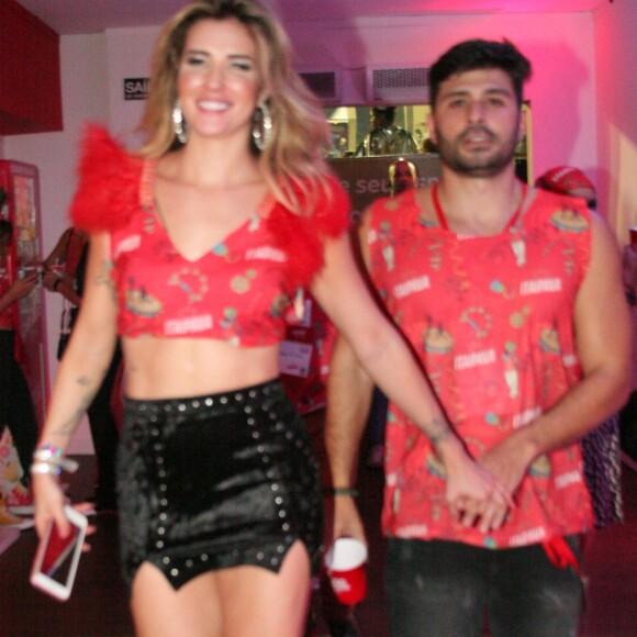 Aline Gotschalg e namorado, Geraldo Souto, no Camarote Itaipava, no domingo, 12 de fevereiro de 2018
