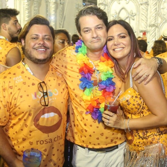 Marcus Majella e Marcelo Serrado posam com Carol Sampaio na noite desta segunda-feira, 12 de fevereiro de 2018