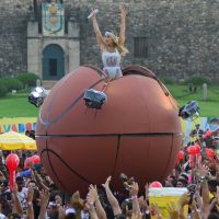 Claudia Leitte canta dentro de bola de basquete gigante em bloco de Salvador