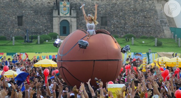 Claudia Leitte cantou dentro de uma bola de basquete gigante no Bloco Largadinho, em Salvador, nesta terça-feira, dia 13 de fevereiro de 2018
