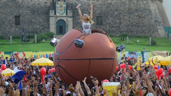 Claudia Leitte canta dentro de bola de basquete gigante em bloco de Salvador
