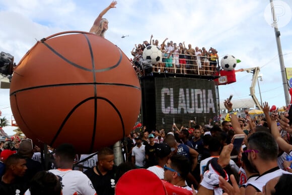 Claudia Leitte surpreendeu ao ficar no meio da multidão de foliões do Bloco Largadinho dentro de um palco em formato de bola de basquete