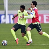 Neymar dá susto em Felipão ao torcer o tornozelo: 'Cuidado para não machucar'
