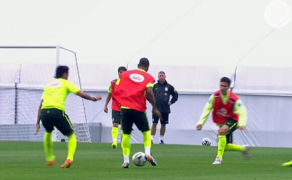 Neymar, de costas, torce o tornozelo direito em campo