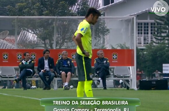 Após susto, Neymar segue de pé em treino da Seleção Brasileira