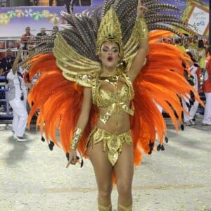 Paloma Bernardi, que já foi rainha de bateria da Grande Rio e, em 2018, desfilou com a diretoria, lamentou o rebaixamento usando uma carinha triste com as cores da escola de samba em seu Instagram Stories