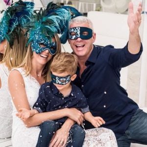 Ana Hickmann e o marido, Alexandre Corrêa, comemoram 20 anos de casamento com um ensaio inspirado no período de Carnaval