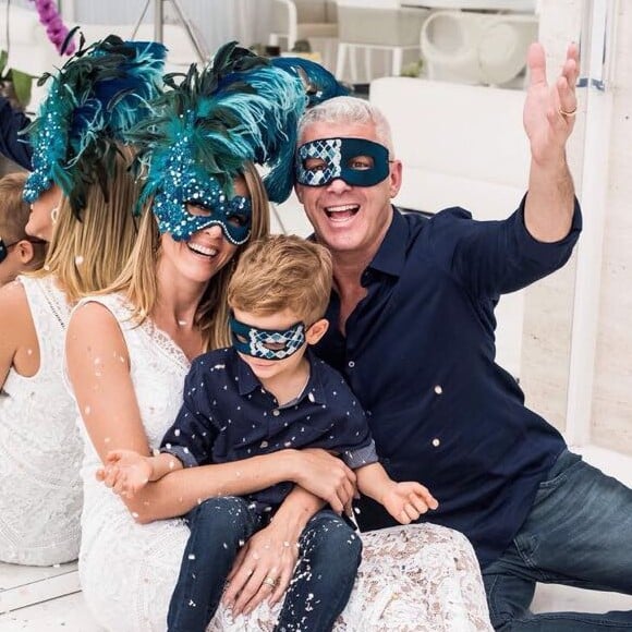 Ana Hickmann e o marido, Alexandre Corrêa, comemoram 20 anos de casamento com um ensaio inspirado no período de Carnaval