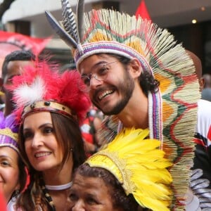 Fátima Bernardes e Túlio Gadêlha posaram com fãs durante desfile do Cacique de Ramos