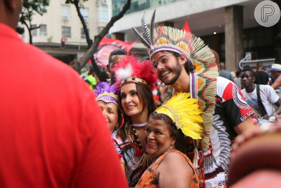 Fátima Bernardes e Túlio Gadêlha posaram com fãs durante desfile do Cacique de Ramos