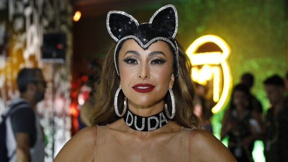 Coleira usada por Sabrina Sato no carnaval foi aprovada por Duda Nagle: 'Adorou'