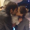 Kaká e Carol Celico se beijam na festa de aniversário do filho, Luca (10 de junho de 2014)