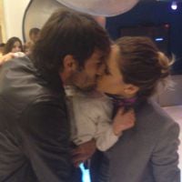 Kaká e Carol Celico se beijam em festa do filho e afastam rumores de separação