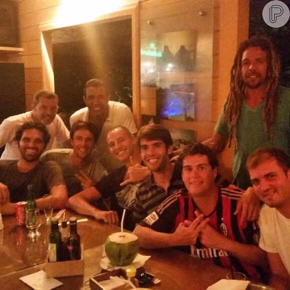 Kaká reunido com amigos durante viagem a Fernando de Noronha