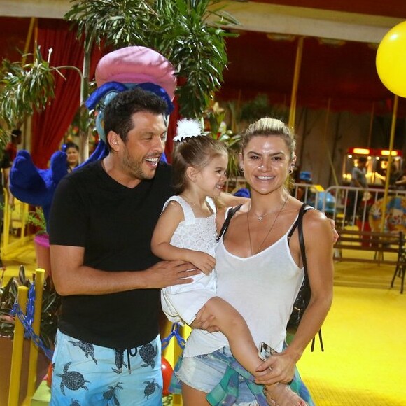 Ceará e Mirella Santos levaram a filha, Valentina, ao circo