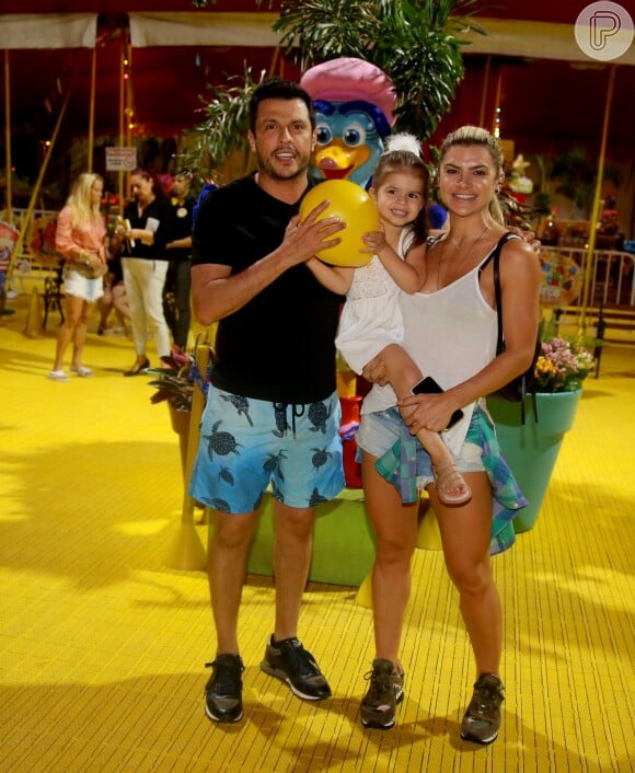 Filha de Ceará e Mirella Santos, Valentina foi com os pais ao circo