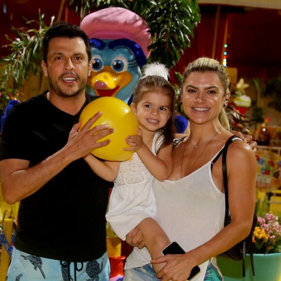 Filha de Ceará e Mirella Santos, Valentina foi com os pais ao circo