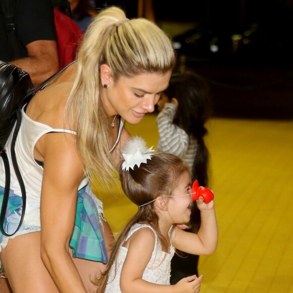 Valentina, de 3 anos, filha de Ceará e Mirella Santos, se divertiu com nariz de palhaço em ida ao circo Patati Patatá, na Barra da Tijuca, Zona Oeste do Rio, na noite desta quinta-feira, 15 de fevereiro de 2018