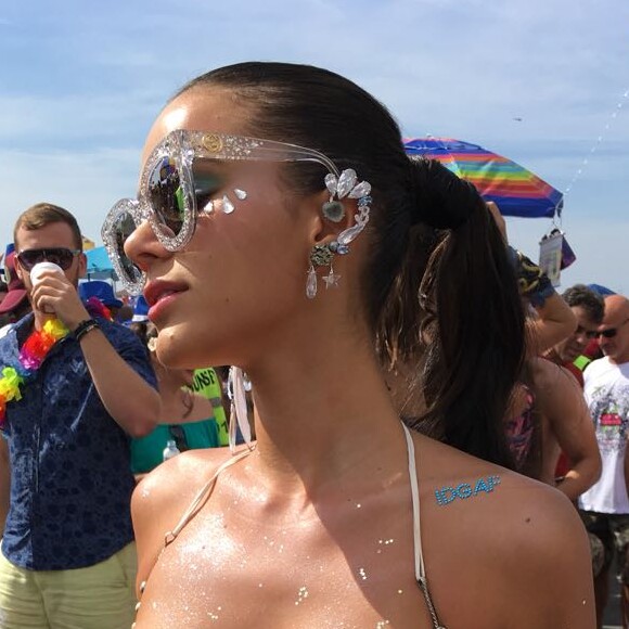 Bruna Marquezine ousou no look ao curtir bloco de carnaval