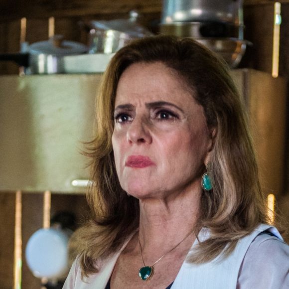 Sophia (Marieta Severo) coloca a polícia atrás de Mariano (Juliano Cazarré) e Lívia (Grazi Massafera) quando eles fogem levando Tomaz (Vitor Figueiredo) e a esmeralda gigante, no capítulo que vai ao ar sábado, dia 3 de março de 2018, na novela 'O Outro Lado do Paraíso'