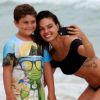 Simpática, Isis posou para selfie com o menino em praia do Rio de Janeiro