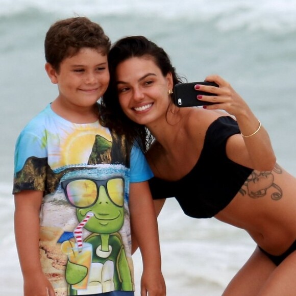 Simpática, Isis posou para selfie com o menino em praia do Rio de Janeiro
