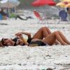 Isis Valverde conversa com amigos em dia de praia no Rio