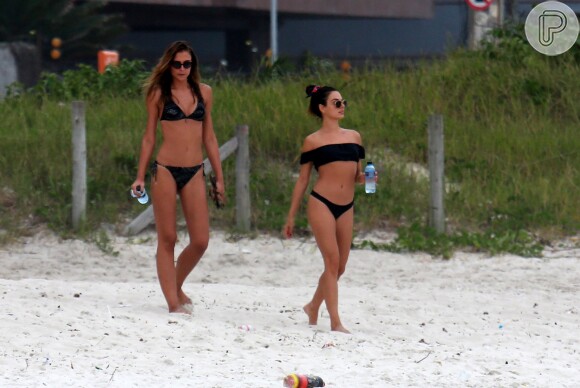 Isis Valverde se diverte com amiga na praia do Rio de Janeiro