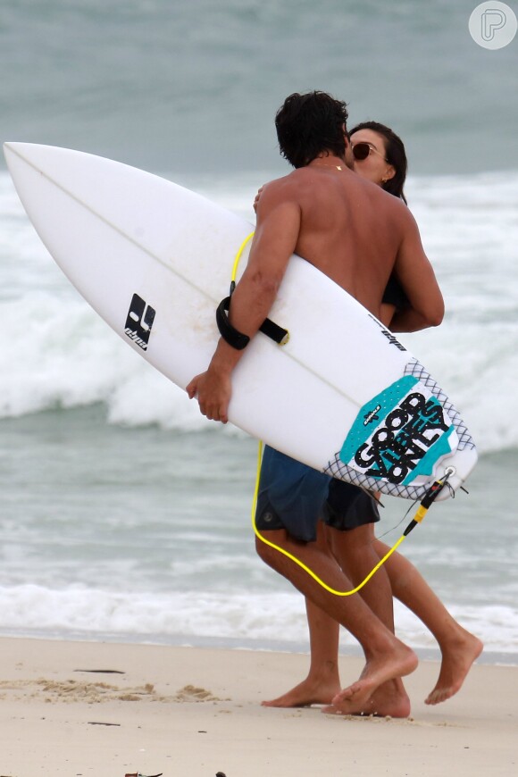 Isis Valverde beija namorado, André Resende, em tarde de praia com amigos