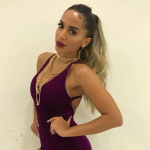 Anitta reeditou o macacão roxo do vídeo de 'Paradinha', gravado em NY por ela