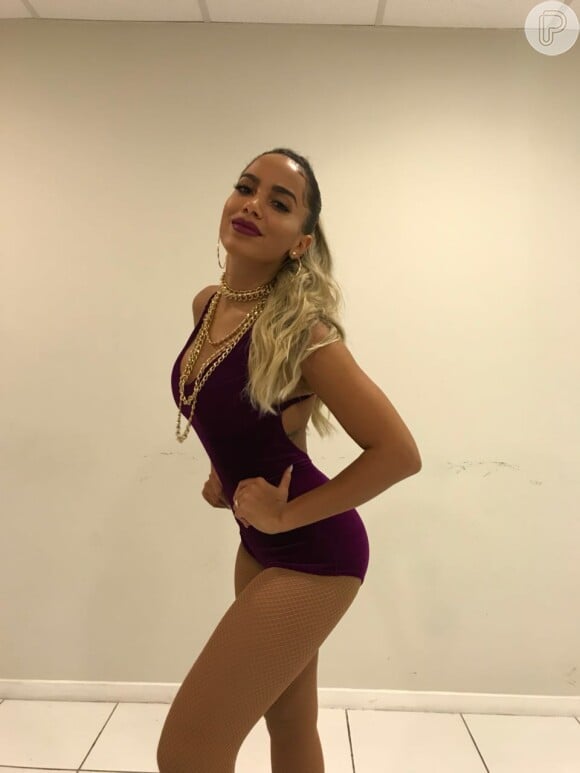 Anitta combina batom com body em look inspirado no clipe de 'Paradinha' para cantar em Búzios, no RJ, nesta sexta-feira, dia 16 de fevereiro de 2018