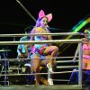 Anitta estreou a reedição de looks ao comandar o Bloco das Poderosas em cima do trio elétrico no circuito Barra-Ondina