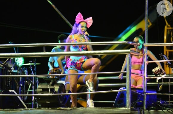 Anitta estreou a reedição de looks ao comandar o Bloco das Poderosas em cima do trio elétrico no circuito Barra-Ondina