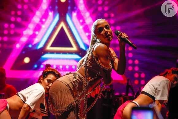 Anitta animou o público com o look inspirado em seu hit com Pabllo Vittar e Major Lazer