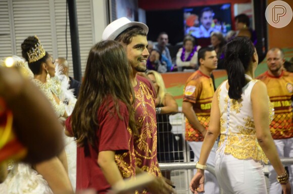 Caio Castro e a namorada, Mariana D'Ávila, desfilam juntinhos pela Águia de Ouro