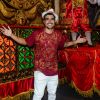 Caio Castro se diverte durante desfile da Águia de Ouro em São Paulo