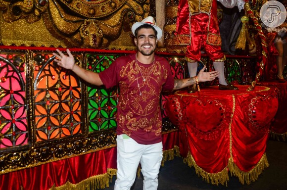 Caio Castro se diverte durante desfile da Águia de Ouro em São Paulo