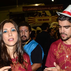 Depois de se fantasiarem na ala, o casal voltou com camisa da diretoria da escola