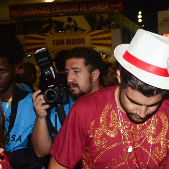 Caio Castro e a namorada, Mariana D'Ávila, são clicados durante desfile da Águia de Ouro