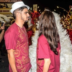 Caio Castro apostou em um chapéu branco para cruzar o Anhembi pela escola de SP