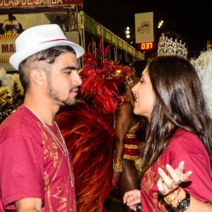 Caio Castro conversa com a namorada, Mariana D'Ávila, durante desfile