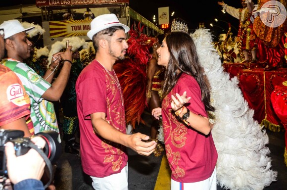 Caio Castro conversa com a namorada, Mariana D'Ávila, durante desfile