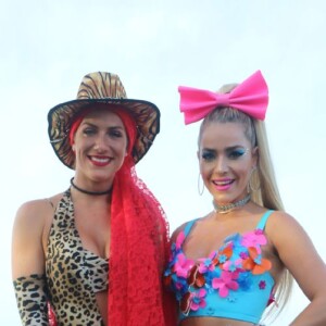 Gio Ewbank posou com Monique Alfradique, vestida com inspiração no clipe 'Essa Mina É Louca'