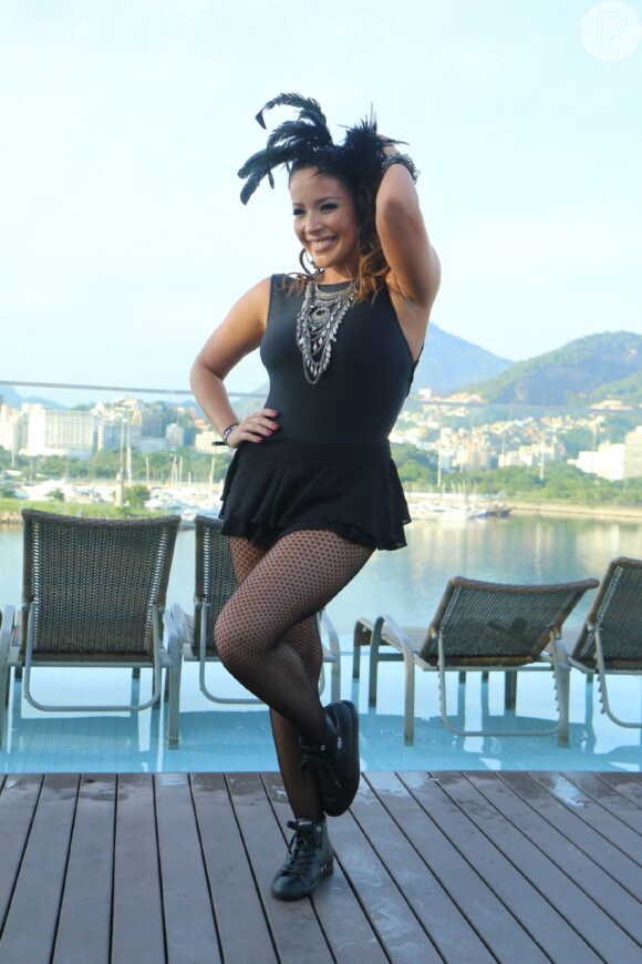 Renata Dominguez usou um look all black com meia arrastão